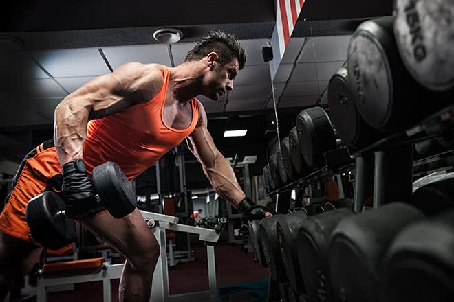 Homme faisant de l'entrainement pyramidal en musculation